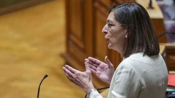 A líder parlamentar do Partido Socialista (PS), Ana Catarina Mendes, intervém no debate sobre a apreciação na generalidade do Orçamento do Estado para 2022 (OE2022), esta tarde na Assembleia da República, em Lisboa, 26 de outubro de 2021. Se os partidos mantiverem o sentido de voto anunciado, a proposta do Governo de Orçamento deverá ser chumbada na quarta-feira logo na generalidade com os votos contra do PSD, Bloco de Esquerda, PCP, CDS-PP, PEV, Iniciativa Liberal e Chega, tendo os votos a favor apenas do PS e as abstenções do PAN e das deputadas não inscritas Joacine Katar-Moreira e Cristina Rodrigues. MIGUEL A. LOPES/LUSA