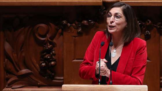 A líder parlamentar do Partido Socialista (PS), Ana Catarina Mendes, participa no debate e votação da proposta de Orçamento do Estado para 2022 (OE2022), na Assembleia da República, em Lisboa, 27 de outubro de 2021. A proposta de Orçamento do Estado para 2022 entregue no parlamento prevê que a economia portuguesa cresça 4,8% em 2021 e 5,5% em 2022. MÁRIO CRUZ/LUSA