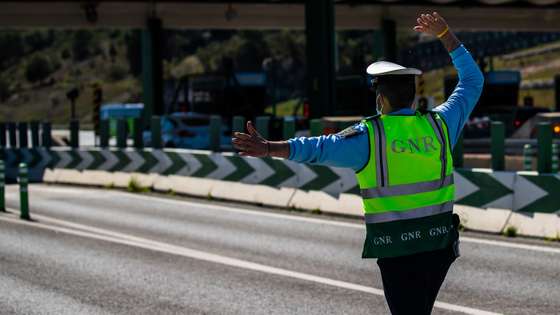 Operações de fiscalização rodoviária da Guarda Nacional Republicana (GNR) e da Polícia de Segurança Pública (PSP), que estão a decorrer neste período da Páscoa, na Autoestrada 1, sentido sul/norte,  junto às portagens de Alverca, 14 de abril de 2022. JOSÉ SENA GOULÃO/LUSA