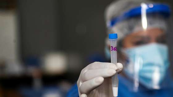 epa09007532 A nurse shows a covid-19 test in Buenos Aires, Argentina, 12 February 2021. Argentina is on its way this Friday to exceed 50,000 deaths from covid-19, a disease that has already infected more than two million people throughout the country since the beginning of the pandemic, almost a year ago, while the vaccination of the population with the Russian Sputnik-V vaccine is advancing slowly.  EPA/Demian Alday EstÃ©vez