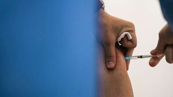 Um enfermeiro administra a 3ª dose da vacina contra a covid-19
