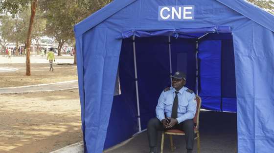 Polícia na tenda da CNE (Comissão Nacional Eleitoral) junto de assembleias de voto onde serão instaladas as urnas de voto para as eleições gerais de Angola 2022, Luanda, Angola, 23 de agosto de 2022. As eleições gerais angolanas, quinto escrutínio da história política do país, estão marcadas para 24 de agosto e contam com candidaturas de oito formações políticas, que estão em campanha eleitoral desde 24 de julho. PAULO NOVAIS/LUSA