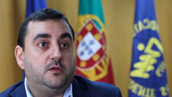 O secretário-geral do Sindicato Independente dos Médicos (SIM), Nuno Rodrigues, durante entrevista à agência Lusa, na Sede do SIM, em Lisboa, 03 de abril de 2024. O novo secretário-geral do Sindicato Independente dos Médicos (SIM) aponta como “grande prioridade” do seu mandato a estabilidade dos profissionais, o que passa pela sua valorização salarial, progressão na carreira e pela melhoria das condições de trabalho. (ACOMPANHA TEXTO DA LUSA DO DIA 05 DE ABRIL DE 2024). MANUEL DE ALMEIDA/LUSA