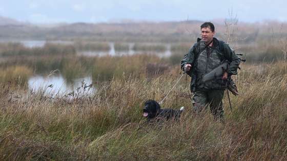 Um caçador no final de uma caçada ao pato, na ilha da Morraceira, junto à Figueira da Foz, Coimbra, 20 de agosto de 2020. A pandemia de covid-19 não afetou a caça ao pato no estuário do rio Mondego, mas os convívios realizados pelos caçadores no final das caçadas deixaram de suceder devido ao novo coronavírus. (ACOMPANHA TEXTO DE 21 DE AGOSTO DE 2020). PAULO NOVAIS/LUSA