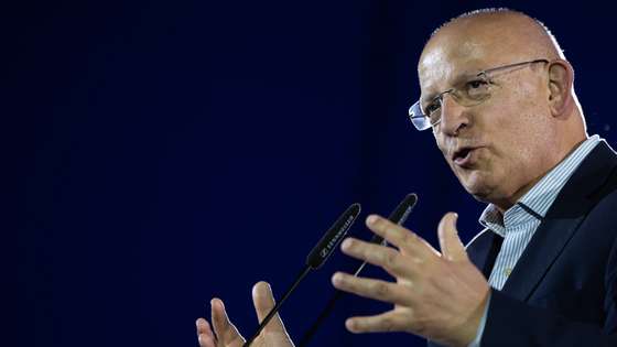 O ex presidente da Assembleia da República, Augusto Santos Silva, usa da palavra durante um comício de campanha eleitoral para as eleições europeias em Santarém, 03 de junho de 2024. Em Portugal, as eleições europeias realizam-se em 09 de junho e serão disputadas por 17 partidos e coligações. JOSÉ SENA GOULÃO/LUSA