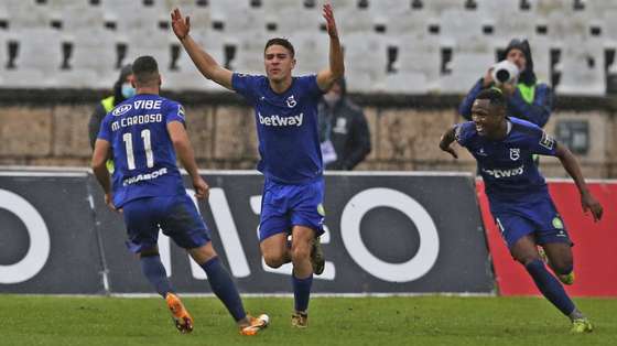 O jogador do Belenenses SAD Tomás Ribeiro (2-D) festeja após marcar um golo, durante o jogo da Primeira Liga de Futebol, Belenenses SAD vs Nacional, disputado no Estádio do Jamor, em Oeiras, 20 de fevereiro de 2021. MANUEL DE ALMEIDA/LUSA