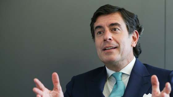 O diretor-geral da Associação Portuguesa de Empresas de Distribuição (APED), Gonçalo Lobo Xavier, fala durante uma entrevista à agência Lusa, na sede da APED, em Lisboa, 07 de abril de 2021. O diretor-geral da Associação Portuguesa de Empresas de Distribuição (APED) defendeu, em entrevista á Lusa, a venda dos autotestes covid-19 nos supermercados e hipermercados, salientando que o setor quer estar "na parte da solução". (ACOMPANHA TEXTO DA LUSA DO DIA MANUEL DE ALMEIDA