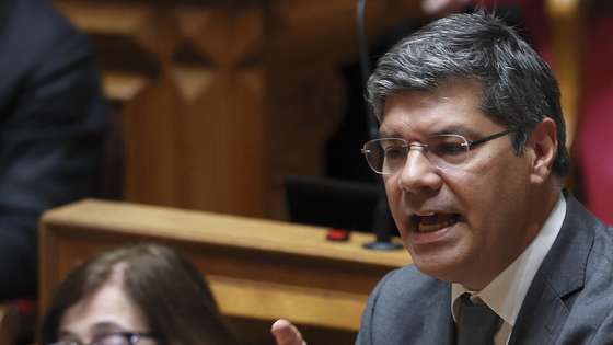 O líder parlamentar do do Partido Socialista (PS), Eurico Brilhante Dias, intervém na sessão plenária no dia da discussão na generalidade do Pacote Laboral, na Assembleia da República, em Lisboa, 18 de junho de 2026. MANUEL DE ALMEIDA/LUSA