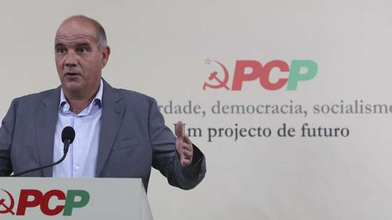 O secretário-geral do Partido Comunista Português (PCP), Paulo Raimundo, intervém durante uma conferência de imprensa "sobre a situação social, as medidas necessárias ao aumento dos salários e pensões e as manobras em curso para o impedir", Lisboa, 29 de setembro de 2023. MANUEL DE ALMEIDA/LUSA