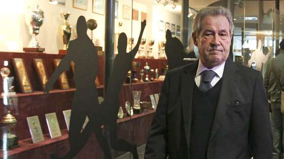 O Presidente da Federação Portuguesa de Futebol, Gilberto Madail, chega para a assembleia geral extraordinária, convocada pela Liga Portuguesa de Futebol Profissional, pelo Sindicato dos Jogadores Profissionais de Futebol, pela Associação Portuguesa de Árbitros de Futebol e pela Associação Nacional de Treinadores de Futebol, 29 de janeiro de 2011 na sede em Lisboa. TIAGO PETINGA/LUSA