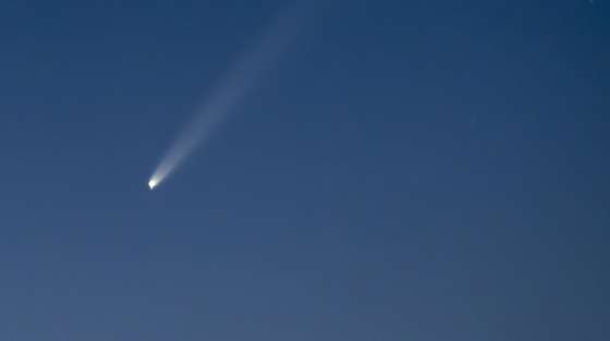 epa11633450 Comet C/2023 A3 (Tsuchinshan-ATLAS) moves across the sky over the volcanic cone of Gayria Caldera in the town of Agua de Bueyes, Fuerteventura, Canary Islands, Spain 30 September 2024.  EPA/CARLOS DE SAA