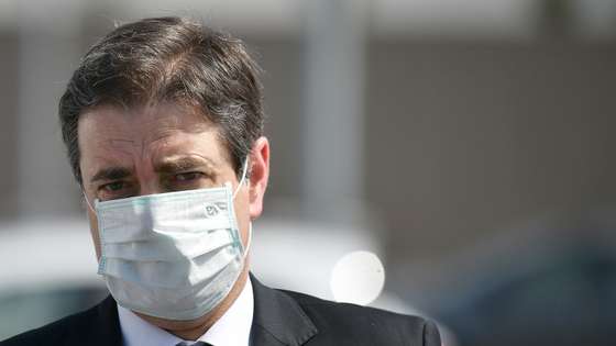 O presidente da Câmara Municipal de Braga, Ricardo Rio, durante a visita ao Centro de Rastreio para despistagem do COVID-19. A colheita de amostras para rastreio da doença destina-se preferencialmente a cidadãos suspeitos de infecção e previamente referenciados pelo Serviço Nacional de Saúde (SNS).O presidente da Camara Municipal de Braga á chegada ao recinto onde estão a ser efectuadas as colheitas.23 Março 2020.HUGO DELGADO/LUSA