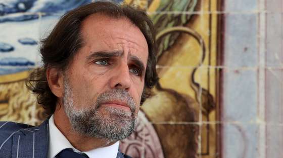 O presidente do Governo Regional da Madeira, Miguel Albuquerque, em entrevista à agência Lusa, na Quinta Vigia, no Funchal, ilha da Madeira, 13 de maio de 2025. O presidente do Governo da Madeira (PSD/CDS-PP), o social-democrata Miguel Albuquerque, considera, a propósito das legislativas de domingo, que os portugueses querem um executivo estável para acabar com a “histeria justicialista” e os “populismos que andam aí à solta”. (ACOMPANHA TEXTO DA LUSA DO DIA 16 DE MAIO DE 2025). HOMEM DE GOUVEIA/LUSA