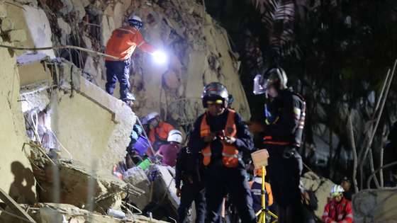 epa13063287 Emergency responders search for victims after two powerful earthquakes struck the Venezuelan Caribbean coast near Caracas, Venezuela, 25 June 2026.  At least 32 people were killed and 700 injured after two back-to-back earthquakes hit north-central Venezuela in rapid succession, triggering the collapse of buildings, cracking facades, and prompting a national state of emergency, according to Venezuela's acting President Delcy Rodriguez.  EPA/Ronald Peña R