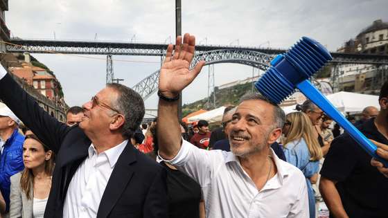 O Presidente da República, António José Seguro (E), acompanhado pelo Presidente da Câmara Municipal do Porto, Pedro Duarte (D), participa nos festejos do São João no Porto, 23 de junho de 2026. JOSÉ COELHO/LUSA
