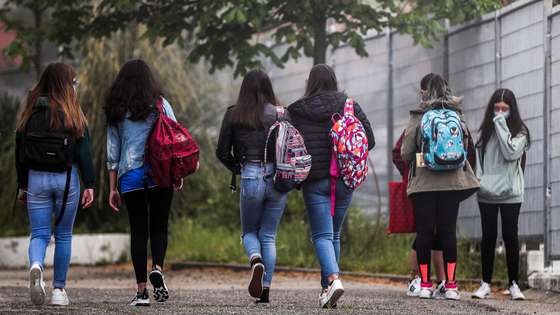 Alunos do agrupamento de escolas D. Dinis no regresso às aulas no âmbito do desconfinamento devido à pandemia de covid-19, em Lisboa, 5 de abril de 2021. MÁRIO CRUZ/LUSA