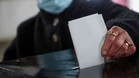Uma eleitora coloca o seu voto na urna na secção de voto da freguesia de Bencatel, cuja população se tem mostrado descontente devido ao corte da estrada N254, o principal acesso à sede de concelho, Vila Viçosa, 24 de janeiro de 2021.  Mais de 10 milhoes de portugueses  estão inscritos  nestas eleições presidenciais, que se realizam em plena epidemia de covid-19 em Portugal,concorrem  sete candidatos: Marisa Matias (apoiada pelo Bloco de Esquerda), Marcelo Rebelo de Sousa (PSD e CDS/PP) Tiago Mayan Gonçalves (Iniciativa Liberal), André Ventura (Chega), o ex-militante do PS Vitorino Silva, mais conhecido por Tino de Rans e presidente do RIR - Reagir, Incluir, Reciclar, João Ferreira (PCP e PEV) e a militante do PS Ana Gomes (PAN e Livre). NUNO VEIGA/LUSA