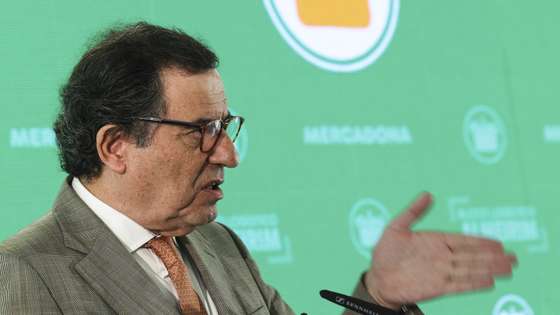 O ministro da Economia e da Coesão Territorial, Manuel Castro Almeida, usa da palavra durante a cerimónia de inauguração do novo do Bloco Logístico da Mercadona (o maior da marca na peninsúla ibérica) em Almeirim, Santarém, 27 de junho de 2025. TIAGO PETINGA/LUSA