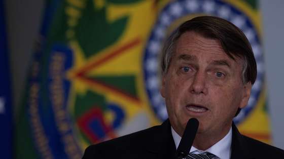 epa08871574 President of Brasil Jair Bolsonaro delivers a speech during the launching of the program 'Saude con agente' (Health wit us) at Planalto Presidential Palace in Brasilia, Brazil, 08 December 2020. The program seeks better health indicators and basic attention to Brazilian people.  EPA/JoÃ©dson Alves