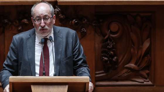 O deputado do Partido Comunista Português (PCP) António Filipe intervém durante a interpelação do Partido Comunista Português (PCP) ao Governo sobre a "Proteção, direitos e salários dos trabalhadores, no atual contexto económico e social", na Assembleia da República, em Lisboa, 19 de junho de 2020. MÁRIO CRUZ/LUSA