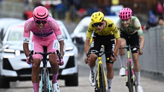 epa12960321 Portuguese rider Afonso Eulalio of Bahrain Victorious wearing the overall leader's pink jersey crosses the finish line during the 7th stage of the 109th Giro d'Italia cycling race over 245 km from Formia to Blockhaus, Italy, 15 May 2026.  EPA/LUCA ZENNARO