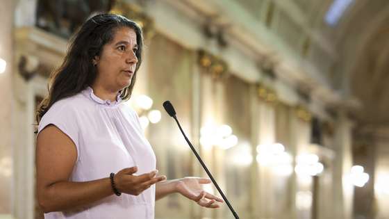 A líder parlamentar do Partido Comunista Português (PCP), Paula Santos, fala aos jornalistas no final de uma reunião com membros do Governo, com o objetivo de tratar temas relevantes para o país na Assembleia da República em Lisboa, 05 de setembro de 2025.  FILIPE AMORIM/LUSA