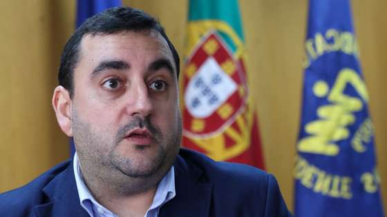 O secretário-geral do Sindicato Independente dos Médicos (SIM), Nuno Rodrigues, durante entrevista à agência Lusa, na Sede do SIM, em Lisboa, 03 de abril de 2024. O novo secretário-geral do Sindicato Independente dos Médicos (SIM) aponta como “grande prioridade” do seu mandato a estabilidade dos profissionais, o que passa pela sua valorização salarial, progressão na carreira e pela melhoria das condições de trabalho. (ACOMPANHA TEXTO DA LUSA DO DIA 05 DE ABRIL DE 2024). MANUEL DE ALMEIDA/LUSA