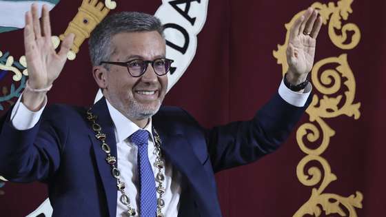 O presidente da Câmara Municipal de Lisboa, Carlos Moedas, durante a cerimónia de instalação dos Órgãos do Município de Lisboa 2025/2029, em Lisboa, 11 de novembro de 2025. Nas eleições de 12 de outubro, o social-democrata Carlos Moedas foi reeleito presidente da Câmara Municipal de Lisboa, através da candidatura “Por ti, Lisboa” - PSD/CDS-PP/IL, que obteve 110.586 votos (41,69%) e conseguiu oito mandatos, mais um do que os sete alcançados em 2021, ficando a um de obter maioria absoluta, o que exigiria a eleição de nove dos 17 membros que compõem o executivo da capital. ANTÓNIO COTRIM/LUSA