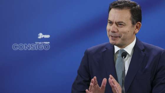 Luis Montenegro, presidente do PSD, fala aos jornalistas na sede do partido sobre os desenvolvimentos da situação política decorrente da demissão do Primeiro-Ministro, António Costa, Lisboa, 7 de novembro de 2023. MIGUEL A. LOPES/LUSA