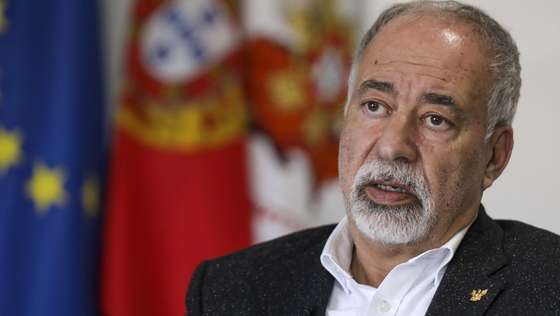 O presidente da Liga dos Bombeiros Portugueses (LBP), António Nunes, fala durante uma entrevista à agência Lusa, na sede da Liga dos Bombeiros Portugueses, em Lisboa, 09 de fevereiro de 2022. A Liga dos Bombeiros Portugueses critica o “subfinanciamento crónico” atribuído pelo Estado às corporações de bombeiros voluntários, obrigando-as a “estender mão” para pedir subsídios, e exige que sejam compensadas com “o valor real” dos serviços prestados. (ACOMPANHA TEXTO DA LUSA DE 12 DE FEVEREIRO DE 2022). MIGUEL A. LOPES/LUSA