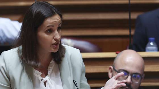 A deputada da Iniciativa Liberal (IL) Joana Cordeiro  intervém durante sessão plenária de interpelação ao Governo, requerida pelo BE, sobre "O povo merece + SNS", na Assembleia da República, em Lisboa, 21 de junho de 2023. ANTÓNIO COTRIM/LUSA