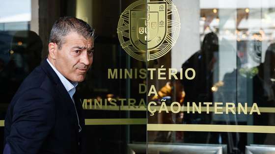 O presidente da Associação dos Profissionais da Guarda (APG/GNR), César Nogueira, à chegada para uma reunião com a ministra da Administração Interna, Margarida Blasco (ausente da foto), por melhores condições salariais, exigindo um subsidio idêntico ao atribuído à Polícia Judiciária, em Lisboa, 02 de maio de 2024. ANTÓNIO PEDRO SANTOS/LUSA