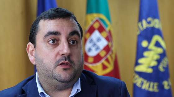 O secretário-geral do Sindicato Independente dos Médicos (SIM), Nuno Rodrigues, durante entrevista à agência Lusa, na Sede do SIM, em Lisboa, 03 de abril de 2024. O novo secretário-geral do Sindicato Independente dos Médicos (SIM) aponta como “grande prioridade” do seu mandato a estabilidade dos profissionais, o que passa pela sua valorização salarial, progressão na carreira e pela melhoria das condições de trabalho. (ACOMPANHA TEXTO DA LUSA DO DIA 05 DE ABRIL DE 2024). MANUEL DE ALMEIDA/LUSA