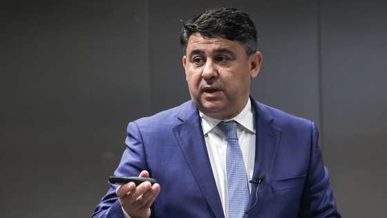 CORREÇÃO DA LEGENDA: Corrige o nome do presidente de Rogério Carapuça, para Pedro Dominguinhos. O presidente Comissão Nacional de Acompanhamento do Plano de Recuperação e Resiliência (CNA-PRR), Pedro Dominguinhos, apresenta o relatório de acompanhamento do PRR, no Campus da Administração Pública Portuguesa em Lisboa, 13 de novembro de 2023. MANUEL DE ALMEIDA/LUSA