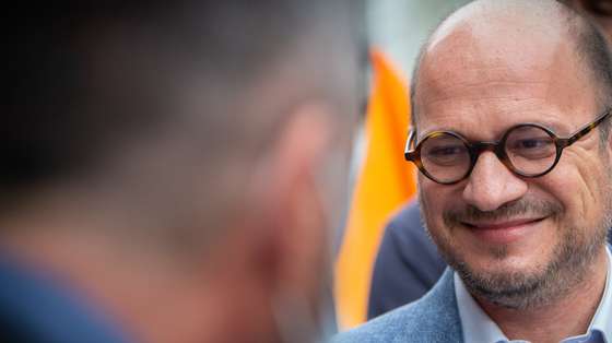 O candidato do Partido Social Democrata,(PSD) à Câmara Municipal do Porto, Vladimiro Feliz, durante uma ação de campanha no Porto, na zona do Marquês. No próximo dia 26 de setembro mais de 9,3 milhões eleitores podem votar nas eleições Autárquicas, para eleger os seus representantes locais,  Porto, 16 de Setembro de 2021. RUI MANUEL FARINHA/LUSA
