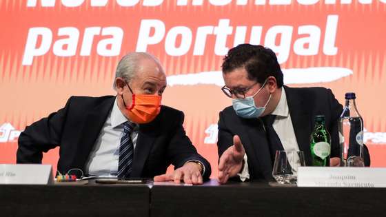 O presidente do PSD, Rui Rio (E) conversa com Joaquim Miranda Sarmento (D), na apresentação das linhas gerais do programa eleitoral, no qual constam as principais propostas com que o partido se apresenta às eleições legislativas 2022, numa sessão em Lisboa, 07 de janeiro de 2022. TIAGO PETINGA/LUSA