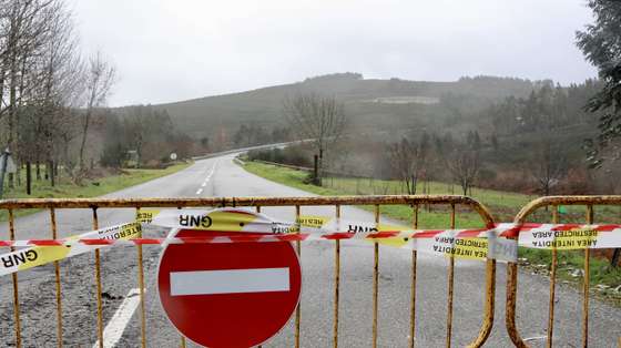 Uma ponte ruiu na estrada nacional 329 com a violência das águas da ribeira provocada pelo mau tempo, Tarouca, 27 de janeiro de 2025. A estrada nacional 329 encontra-se encerrada ao trânsito entre as localidades de Vila Chã do Monte e Espinheiro, nos concelhos de Tarouca e Vila Nova de Paiva. MIGUEL PEREIRA DA SILVA/LUSA