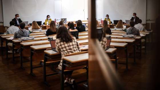 Alunos frequentam aulas na Universidade