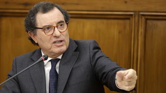 O ministro da Economia e da Coesão Territorial, Manuel Castro Almeida, intervém durante a sua audição na Comissão de Economia e Coesão Territorial, na Assembleia da República, em Lisboa, 21 de janeiro de 2026. MARCOS BORGA/LUSA