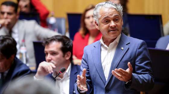 O deputado do Juntos pelo Povo (JPP), Élvio Sousa, intervém durante o debate do segundo programa do XV Governo Regional da Madeira na Assembleia Legislativa da Madeira no Funchal, ilha da Madeira, 04 de julho de 2024. HOMEM DE GOUVEIA/LUSA
