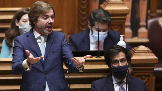 O deputado do CDS-PP João Almeida intervém no debate e votação da proposta de Orçamento do Estado para 2022 (OE2022), na Assembleia da República, em Lisboa, 27 de outubro de 2021. A proposta de Orçamento do Estado para 2022 entregue no parlamento prevê que a economia portuguesa cresça 4,8% em 2021 e 5,5% em 2022. TIAGO PETINGA/LUSA