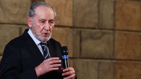 O antigo Presidente da República António Ramalho Eanes usa da palavra durante a aula-debate com jovens do ensino secundário e universitário sobre o 25 de Abril no Antigo Picadeiro Real, Museu dos Coches em Lisboa, 26 de abril de 2024. TIAGO PETINGA/LUSA