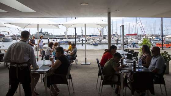 Os empresários da restauração de São Miguel, nos Açores, estão a ter um “novo renascer” devido ao turismo e reconhecem que as novas medidas de controlo da covid-19 vão “ajudar” a dar resposta à “enorme procura, Ilha de São Miguel, ePonta Delgada, Açores, 10 de agosto de 2021.  A partir das 00:00 de segunda-feira entraram em vigor as novas medidas de combate à pandemia da covid-19 na região. Assim, nas ilhas de baixo risco, São Miguel e Terceira (onde as regras são menos flexíveis), os estabelecimentos de bebidas e discotecas já podem reabrir e os restaurantes podem ter um máximo de oito pessoas por mesa (salvo se do mesmo agregado familiar) e funcionar até três quartos da lotação, sem qualquer limitação de horário (antes estavam a encerrar até às 23:00). (ACOMPANHA TEXTO)  EDUARDO COSTA/LUSA