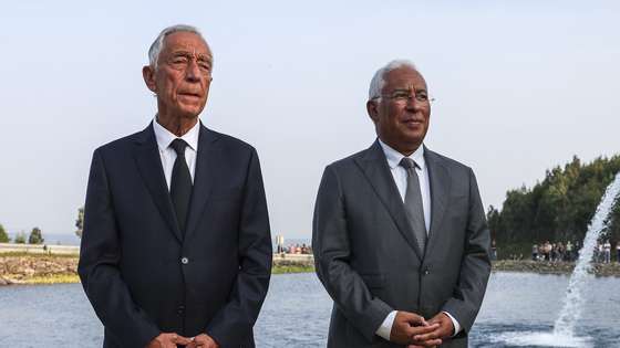 O Presidente da República, Marcelo Rebelo de Sousa (E) e o primeiro-ministro, António Costa, durante a cerimónia de inauguração do memorial em homenagem às vítimas dos incêndios florestais em Portugal (EN236-1, na zona de Pobrais (Vila Facaia), Pedrógão Grande, 27 de junho de 2023. O memorial, da autoria do arquiteto Souto Moura, um investimento de 1,8 milhões de euros, inclui um lago de enquadramento, com cerca de 2.500 metros quadrados de área, alimentado por uma gárgula com 60 metros de extensão, sendo bordejado por uma faixa de plantas constituída por nenúfares brancos, lírios e ranúnculos. PAULO NOVAIS/LUSA