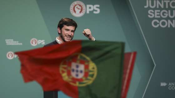 O presidente da JS, Miguel Costa Matos intervém num comicio em Lisboa durante uma ação de campanha eleitorall para as Eleições Legislativas 2022, 27 de janeiro de 2022. Mais de 10 milhões de eleitores residentes em Portugal e no estrangeiro constam dos cadernos eleitorais para a escolha dos 230 deputados à Assembleia da República. MIGUEL A. LOPES/LUSA