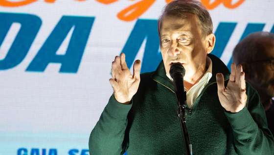 O candidato do Partido Social Democrata (PSD) à Câmara Municipal de Vila Nova de Gaia, Luís Filipe Menezes, faz o discurso de vitória com apoiantes na sede de campanha na noite eleitoral das eleições Autárquicas 2025, em Vila Nova de Gaia, 13 de outubro de 2025. Mais de 9,3 milhões de eleitores podem votar nas eleições autárquicas em Portugal, a 12 de outubro de 2025. RUI MANUEL FARINHA/LUSA