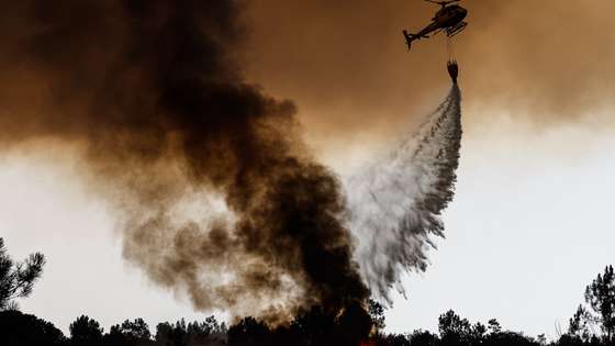 Bombeiros combatem o fogo, na zona de Aljezur, concelho de Odemira. Estão no combate às chamas 633 operacionais, apoiados por 206 viaturas terrestres e 10 meios aéreos. O incêndio, que deflagrou na zona de Baiona, na freguesia de São Teotónio, a meio da tarde de sábado, já obrigou a evacuar quatro locais no concelho de Odemira (Vale dos Alhos, Vale de Água, Choça dos Vales e Relva Grande) e uma unidade de turismo rural, num total de mais de 100 pessoas retiradas, 07 de agosto de 2023. LUÍS FORRA/LUSA