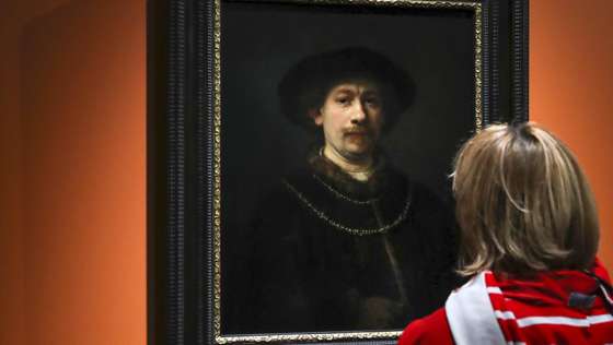 Exposição do autorretrato de Rembrandt da Coleção Thyssen-Bornemisza, em Lisboa, 28 de abril de 2022.O "Autorretrato com Boina e Duas Correntes" de Rembrandt é a primeira de uma série de obras pertencentes a grandes coleções mundiais que o Museu Gulbenkian vai acolher temporariamente nas suas galerias. ANTÓNIO COTRIM/LUSA