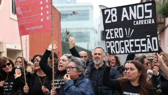 Manifestação de técnicos da Direção Geral de Reinserção e Serviços Prisionais durante a greve de 24 horas convocada pelo SinDGRSP - Sindicato dos Técnicos da Direção Geral de Reinserção e Serviços Prisionais (SinDGRSP). Com os objetivos de rever e valorizar a Carreira Única – Especial, pela abertura de concursos de promoção (já aprovados pelo Ministério da Finanças), pelo reforço de recursos humanos, e pelo pagamento dos suplementos (Ónus; Risco e Penosidade) a todos os trabalhadores, 23 de fevereiro de 2024.  MANUEL DE ALMEIDA/LUSA