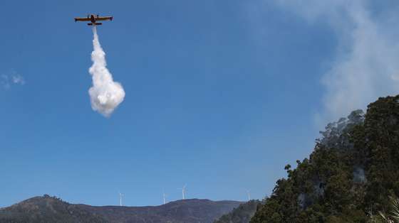 Avião Canadair executa uma descarga de água sobre focos de incêndio no sítio da Lombada no Concelho da Ponta do Sol, na Ponta do Sol, 23 de agosto de 2024, O incêndio rural na ilha da Madeira deflagrou no dia 14 de agosto, nas serras do município da Ribeira Brava, propagando-se progressivamente aos concelhos de Câmara de Lobos, Ponta do Sol e, através do Pico Ruivo, Santana. HOMEM DE GOUVEIA/LUSA